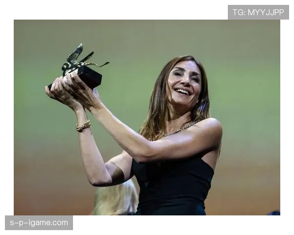 佩内洛普·海恩斯悉尼奥运摘金 二十年后再忆泳坛经典时刻