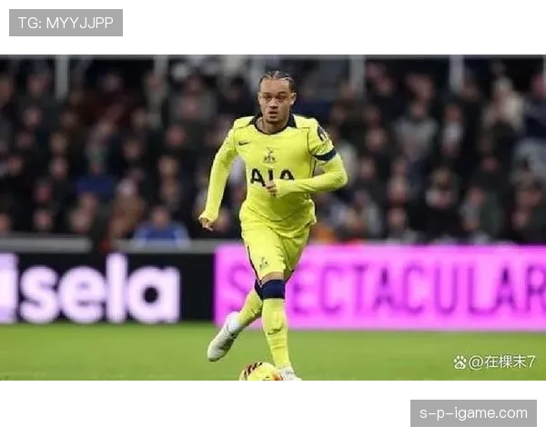 「灵动天才哈维·西蒙斯:技术细腻如何定义现代攻击型中场新标杆?」