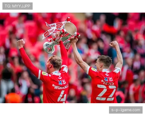 利兹联锋线全面爆发，新赛季攻势如潮表现抢眼