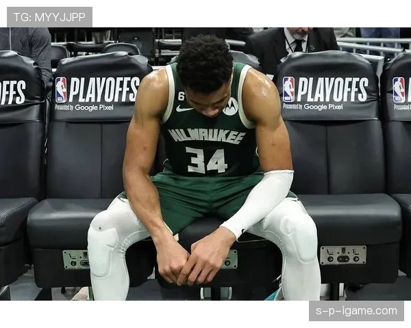 米德尔顿无球跑位拉空档，得分比字母哥更侧重外线