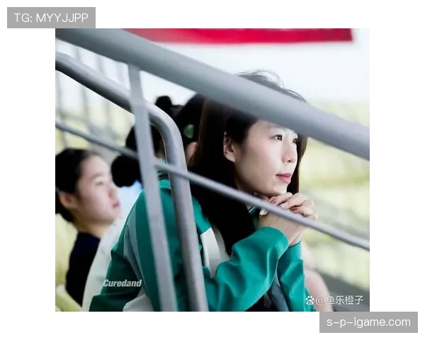 贾一凡看着像邻家小哥，刷卡那一刻像走红毯